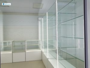 Торговое оборудование в Краснодаре. Комплектация: стеклянные витрины, прилавки, установлена подсветка по бокам.