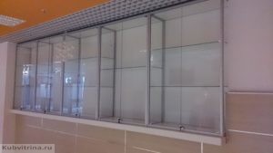 Торговое оборудование Краснодар. Встроенные витрины для демонстрации товаров.