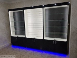 Торговое оборудование в Краснодаре: торговые витрины стеклянного типа с экономпанелями и выдвижными ящиками. На замках